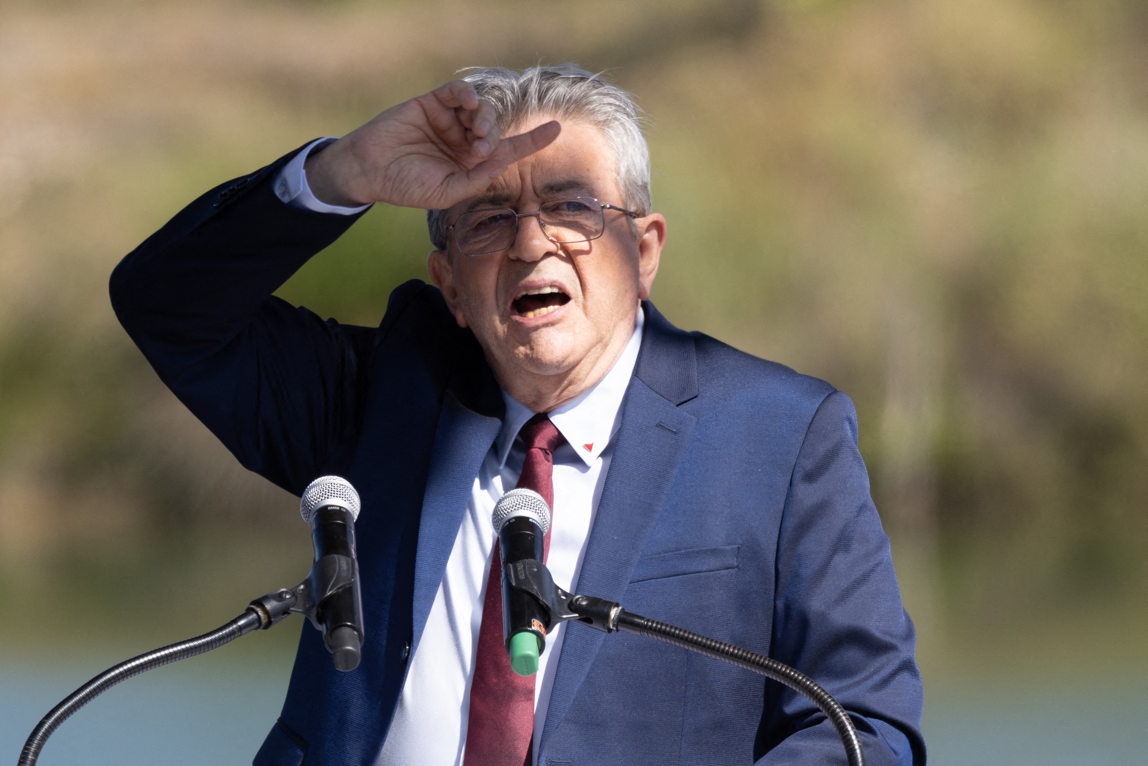 jean-luc-m-lenchon-attaque-violemment-les-pr-fets-et-drague-les